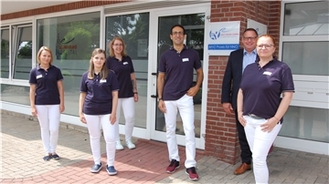 Dr. Heitham Saba (4. von links), neuer HNO-Arzt im MVZ des Braker Hospitals. mit Praxisteam (von links) Katharina Gossmann, Alwine Schmider, Vanessa Hartmann und Grazyna Colswacz. Klinikgeschäftsführer Ingo Penner.