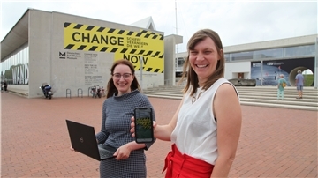 Dr. Isabella Hodgson und Dr. Ulrike Heine freuen sich, dass es das Schifffahrtsmuseum dank digitaler Angebote auch für die Hosentasche gibt. Foto: Gehrke