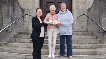Dr. Julia Kahleys, Leiterin des Stadtarchivs (links), freut sich, dass Heide Lange (Mitte) und Astrid Röhling-Horn ihr das Fan-Album von Jutta Gaudig übergeben.