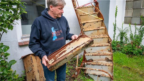 Dr. Kai Kähler mit der Wendeltreppe aus dem havarierten Molenturm. 