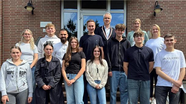 Ausbildungsstart beim Oldenburgisch-Ostfriesischen Wasserverband (OOWV) mit Sitz in Brake (Landkreis Wesermarsch): Zwölf Azubis legen los.