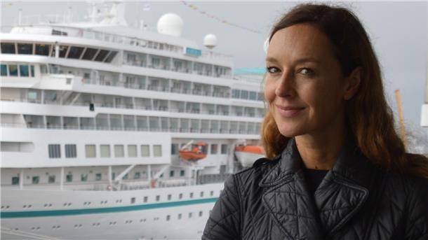 Dr. Katharina Bothe vor einem Kreuzfahrtschiff in Bremerhaven.