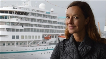 Dr. Katharina Bothe vor einem Kreuzfahrtschiff in Bremerhaven.