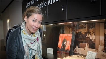 Dr. Kathrin Kleibl ist Provenienzforscherin und befasst sich mit der Herkunft von Museumsobjekten.
