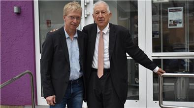 Dr. Klaus Reichstein (links), Schatzmeister des OSC Bremerhaven, mit Bernd Günther.