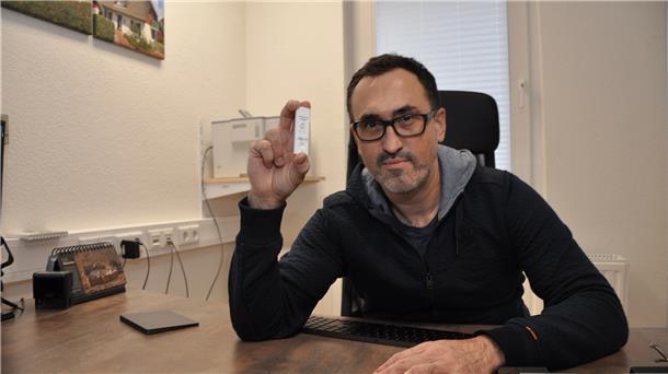 Dr. Marc Hanefeld, Facharzt sowohl für Allgemeinmedizin als auch für Anästhesiologie, Notfallmedizin und Spezielle Intensivmedizin, setzt sich gegen Wissenschaftsleugnung und Desinformation in sozialen Medien ein. Die BZ befragte den Bremervörder Mediziner – hier mit dem Ergebnis eines Antigen-Schnelltests – zum Impfstoff gegen Covid-19.