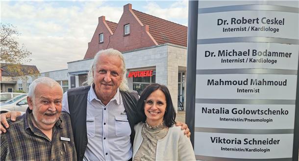 Dr. Michael Bodammer (links) und Dr. Robert Ceskel heißen die Lungenfachärztin Natalia Golowtschenko am MVZ Nordenham willkommen.