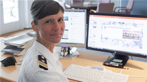 Dr. Nicole Martin y Troyano gehört mit 49 Jahren zu den spätberufenen Seiteneinsteigerinnen bei der Bundeswehr. Als Organisationsoffizierin im Marinefliegerkommando ist sie für die interne und externe Kommunikation zuständig.