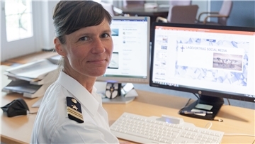 Dr. Nicole Martin y Troyano gehört mit 49 Jahren zu den spätberufenen Seiteneinsteigerinnen bei der Bundeswehr. Als Organisationsoffizierin im Marinefliegerkommando ist sie für die interne und externe Kommunikation zuständig.