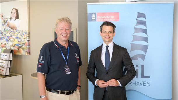 Maritimer Koordinator unterstreicht Bremerhavens Potenzial  Dr. Ralf Meyer (links, SAIL-Komitee) mit Dr. Christoph Ploß (CDU), dem Koordinator der Bundesregierung für die maritime Wirtschaft und Tourismus. Foto: Masorat