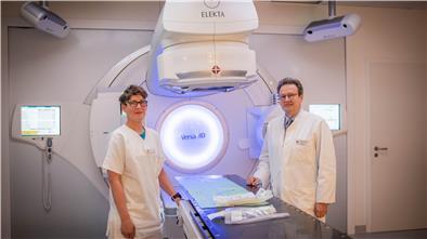 Swaantje Engel, Medizinische Technologin für Radiologi,e und Razvan M. Galalae, Chefarzt der Klinik für Radio-Onkologie vor dem Linearbeschleuniger.