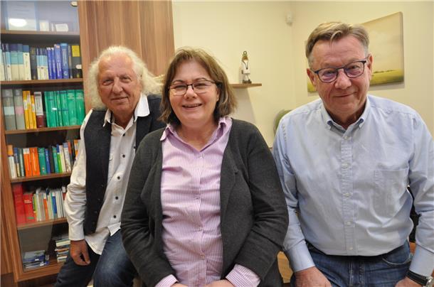 Dr. Robert Ceskel (links), mit Dr. Michael Bodammer Geschäftsführer des Medizinischen Versorgungszentrums (MVZ), freut sich über die Verstärkung am Standort Adolf-Vinnen-Straße in Nordenham: Dr. Peter Schmidt (rechts), seit mehr als 40 Jahren als Facharzt für Allgemeinmedizin in Nordenham tätig, hat im MVZ angeheuert, ebenso die Kinderärztin Dr. Eva Müller.
