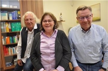 Dr. Robert Ceskel (links), mit Dr. Michael Bodammer Geschäftsführer des Medizinischen Versorgungszentrums (MVZ), freut sich über die Verstärkung am Standort Adolf-Vinnen-Straße in Nordenham: Dr. Peter Schmidt (rechts), seit mehr als 40 Jahren als Facharzt für Allgemeinmedizin in Nordenham tätig, hat im MVZ angeheuert, ebenso die Kinderärztin Dr. Eva Müller.