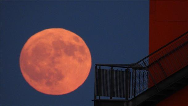 Dr sogenannte Erdbeermond über der Hafencity in Hamburg.
