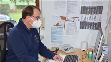Dr. Thomas Rohlfing sitzt am Schreibtisch in seiner Hausarztpraxis in Gyhum. Seine Patienten sind fast ausnahmslos gegen Covid-19 geimpft.