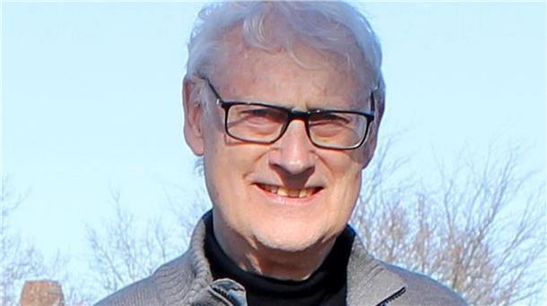 Dr. Walter Borchers zeichnet in Rhade den Weg der Wilstedt-Zeven-Tostedter Eisenbahnen nach.