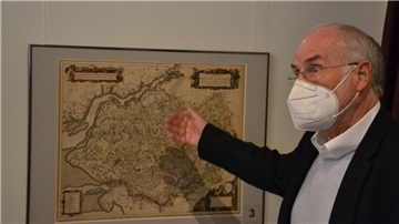 Dr. Wolfgang Dörfler, der die Kartenausstellung in Kooperation mit dem Kreisarchiv zusammengestellt hat, zeigt auf einer gesüdeten Karte aus dem Jahr 1628, wo Lauenburg an der Elbe eingezeichnet ist. Auf der Karte ist auch die Insel Heiliglandt (Helgoland) verzeichnet.