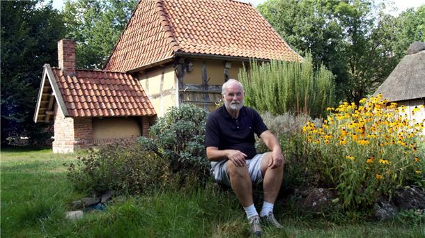 Dr. Wolfgang Dörfler vor dem denkmalgeschützten Backhaus in Hesedorf.