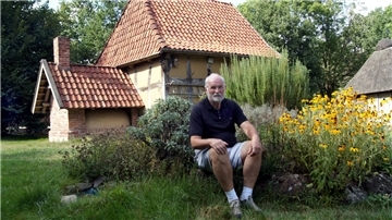 Dr. Wolfgang Dörfler vor dem denkmalgeschützten Backhaus in Hesedorf.