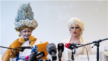 Drag-King Eric BigClit (l) und Drag-Queen Vicky Voyage nehmen nach der Lesung in der Münchner Stadtbibliothek an einer Pressekonferenz teil.