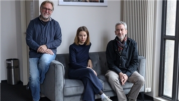 Drei Personen auf dem Sofa