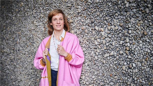 Wie die Theaterszene familienfreundlicher werden könnte Dramaturgin Carolin Hochleichter ist eine der drei Leiterinnen des Berliner Theatertreffens.