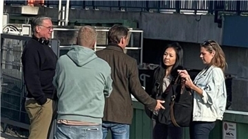 Dreharbeiten: Felicitas Woll (Beke Rieper) und Andrea Guo (Lily Schmidtbauer) von der Altländer Zeitung am Lühe-Sperrwerk.