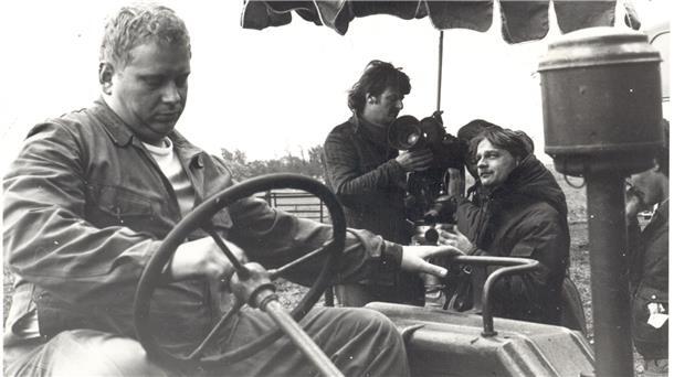 Dreharbeiten für den Fernsehfilm „Zwei Tore hat der Hof“ im Jahr 1978. Darsteller Rainer Hunold (links) ist immer noch gut im Geschäft, inzwischen nicht mehr auf dem Traktor, sondern als Staatsanwalt in der gleichnamigen Serie.