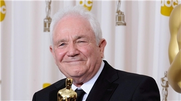 Drehbuchautor David Seidler 2011 mit seinem Oscar für das beste Originaldrehbuch für „The King’s Speech“.
