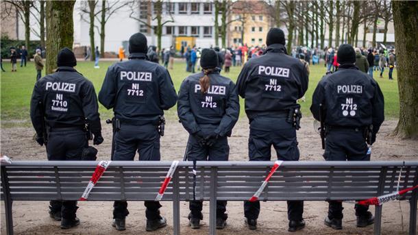 Mehrere Polizisten, Rückansicht.