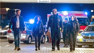Drehstart für den Großstadtrevier-Film in Hamburg. Wie in den Serien-Folgen gehören (von links) Peter Fieseler, Maria Ketikidou, Patrick Abozen und Wanda Perdelwitz zum Team des 14. Hamburger Polizeikommissariats.