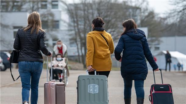 Drei aus der Ukraine stammende Frauen gehen in der Landeserstaufnahmestelle in Ellwangen zu ihrem Quartier.
