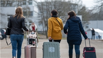 Drei aus der Ukraine stammende Frauen gehen in der Landeserstaufnahmestelle in Ellwangen zu ihrem Quartier.