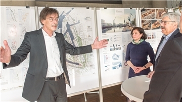 Drei Büros sind noch im Rennen: Stadtplaner Professor Jörn Walter aus Hamburg, Bremerhavens Stadtplanungsamt-Chefin Carolin Kountchev und Oberbürgermeister Melf Grantz erläutern die verschiedenen Vorschläge zur Entwicklung des Werftquartiers.