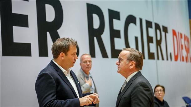 SPD vor dem Umbruch - auch in Niedersachsen? Drei der einflussreichen Niedersachsen in der SPD: Parteichef Klingbeil, Generalsekretär Miersch, Verteidigungsminister Pistorius. (Archivbild)
