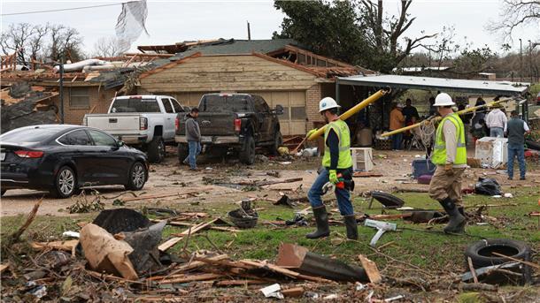 Mindestens zwei Tote durch Tornados in den USA Drei Erwachsene und drei Kinder befanden sich in dem Haus in Decatur (Texas), als kurz nach 7 Uhr morgens ein Tornado kam.