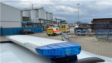 Im Cuxhavener Hafen: Arbeitsunfall mit Kran endet tödlich für einen Mann Drei Feuerwehrfahrzeuge, ein Rettungs- und ein Notarztwagen fuhren zum Lübbertkai.