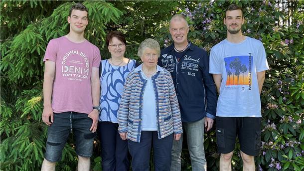 Sie kennen es nicht anders: Ihr gesamtes Leben haben Gerda Bartels (Mitte), ihre Tochter Anja sowie die beiden Enkel Lukas (links) und Daniel im Kreise dreier Generationen verbracht. Allein Schwiegersohn, Ehemann und Vater Peter Wildhagen (Zweiter von rechts) ist anders aufgewachsen.  Fotos: Wildhagen
