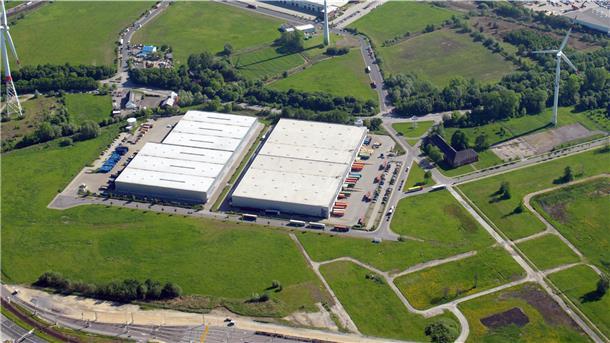 Drei große Lagerhallen stehen auf dem Gelände der ehemaligen Carl-Schurz-Kaserne am Amerikaring. Die beiden kleineren sind vermietet, in der große Halle (rechts) richtet Amazon ein neues Vertriebszentrum ein. Archiv-Foto: Scheer