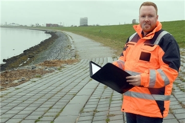 Drei Jahre lang wird am Seedeich gebaut: Christian von Deetzen steht auf dem Stück des Deiches, der schon erneuert wurde. Im Hintergrund ist zu erkennen, dass der alte Deich schmaler ist.
