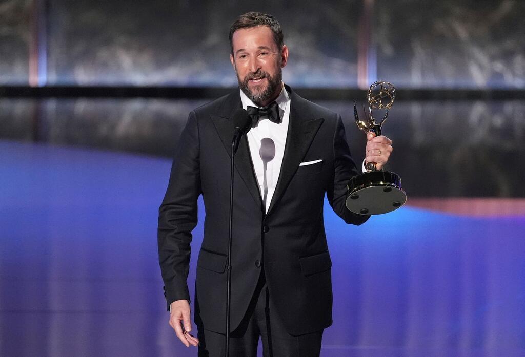 Hollywood feiert sich selbst: Emmy-Abräumer „The Studio“ Drei Jahrzehnte nach seiner ersten Nominierung als Arzt in „ER“ gewann Noah Wyle endlich den Emmy – ausgerechnet für eine Krankenhausserie.