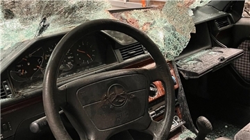 Innenansicht eines Autos, die Scheibe ist kaputt, das Handschuh offen. Drei Kinder haben in Lauenbrück einen riesigen Vandalismusschaden in einer Maschinenhalle verursacht. Was macht das Jugendamt in diesen Fällen?