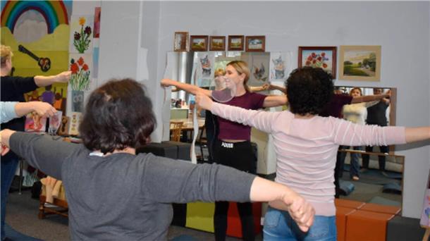 Frauen machen Sport.