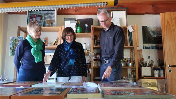 Drei Mitwirkende von „Bibelerzählungen & Bilder“ (von links nach rechts) in Gisela Wicherns Malwerkstatt in Sittensen: Margarete Behrens, Gisela Wichern, Martin Knapmeyer