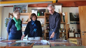Drei Mitwirkende von „Bibelerzählungen & Bilder“ (von links nach rechts) in Gisela Wicherns Malwerkstatt in Sittensen: Margarete Behrens, Gisela Wichern, Martin Knapmeyer