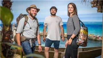Drei Rucksackreisende aus Stotel, Donnern und Beverstedt gründen das Start-up „Tolumoku“, um Anfängern Tipps und Tricks für den Trip ins Ausland zu vermitteln. (Von links): Malte von der Heide, Julian Siemers und Catharina Candler vor der Samoa-Kulisse im Klimahaus Bremerhaven.