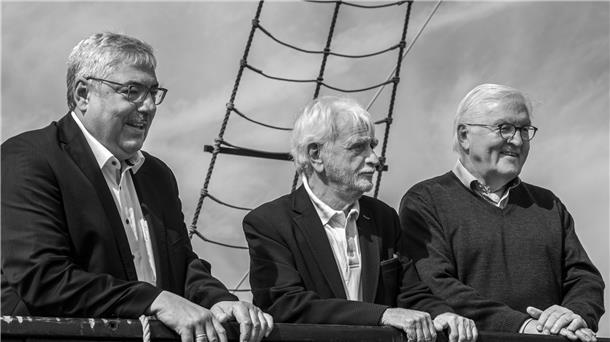 Drei Steuermänner auf der „Ubena“: Oberbürgermeister Melf Grantz, der Vorsitzende des Vereins Hanse-Koggewerft, Hans-Joachim Möller, und Bundespräsident Walter Steinmeier (von links). Fotografiert von Ralph Wecks, in Instagram mit seinen Schwarz-Weiß-Fotos @bremerhavenmonochrom.