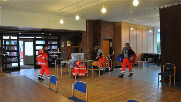 Drei Stunden hat das Team in Nordholz geimpft. Jetzt räumen Nina Magiera (rechts) und und die anderen Teammitglieder auf, schleppen alles Material in den Transporter, und dann geht es nach Dorum. Dort geht es noch vier Stunden weiter.