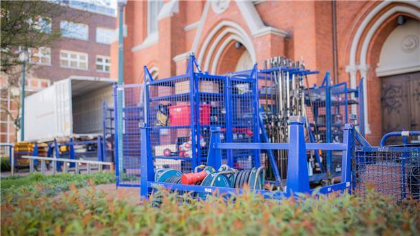 Höllisches Chaos im Gotteshaus: Katholische Kirche Bremerhaven kommt live im ZDF Drei Tage dauern die technischen Vorbereitungen für den ZDF- Fernsehgottesdienst in der Herz-Jesu-Kirche in Geestemünde. Vor dem Gotteshaus an der Buchtstraße lagert ein großes Equipment an Licht- und Tontechnik.