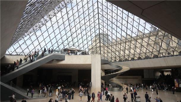 Bilder des Tages Drei Tage nach Juwelenraub: Louvre öffnet erneut für Besucher